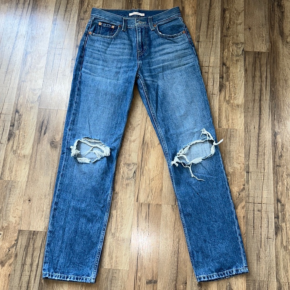 Woman's blue Low Pro Straight Levi's jeans